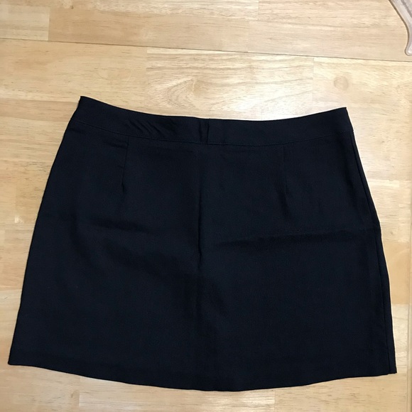 Black mini skirt - Picture 2 of 8